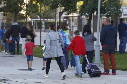 Padres y alumnos iniciaron la rutina del madrugón. MIGUEL F.B.