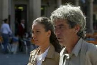 Los protagonistas de la película, Verónica Docando y Óscar Ladoire en la plaza Mayor de Astorga