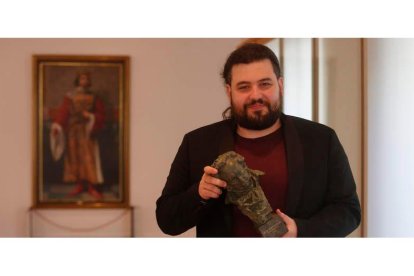 Néstor López, ayer, en la sede del Ayuntamiento en San Marcelo, donde acudió para ofrecer el premio Goya a la ciudad de León. FERNANDO OTERO