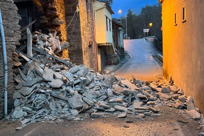 Un nuevo desprendimiento provocó el colapso de una bodega y obligó a cortar la carretera el pasado fin de semana. DL