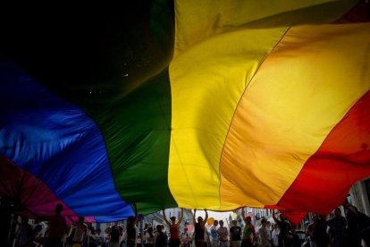 Bandera del Orgullo Gay en una manifestación.