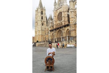 Fierro frente a la Catedral.