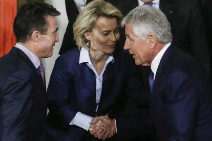 Anders Fogh Rasmussen, secretario general de la OTAN; la ministra alemana de Defensa, Ursula von der Leyen, y el secretario de Defensa de EEUU, Chuck Hagel.