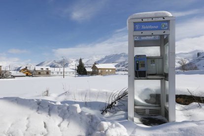 Una cabina telefónica en Piedrafita de Babia. JESÚS F. SALVADORES