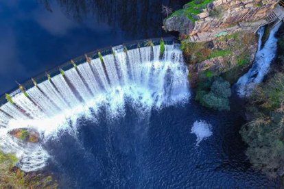 Vista de dron del salto del Pelgo, situado entre los términos municipales de Toral de los Vados y Corullón. DL