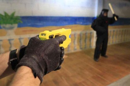 Los Mossos estrenan la Taser X-2.