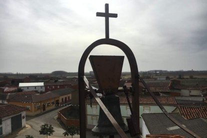 La campana y la iglesia de Antoñanes.