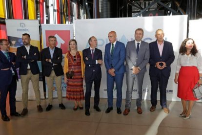 El alcalde, en el centro, inauguró la feria de Fontanería, Calefacción, Eficiencia Energética y Renovables León Clima Verde. FERNANDO OTERO