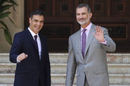 El rey Felipe VI y el presidente del Gobierno, Pedro Sánchez, en el Palacio de Marivent.