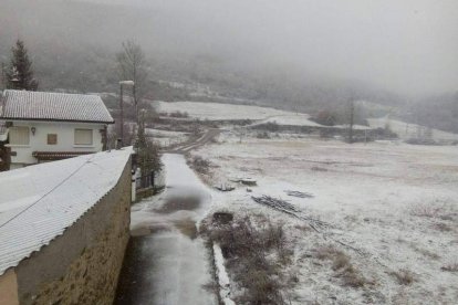 La nieve cayó ayer con fuerza en zonas de montaña de León. Ayer, imágenes de La Sota de Valderrueda. DL