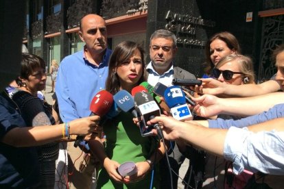 Gemma Villarroel y los concejales del Grupo Ciudadanos, en la puerta del Ayuntamiento de León.