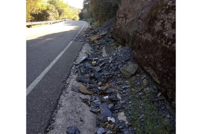 Cuneta afectada por los arrastres de inviernos pasados. DL