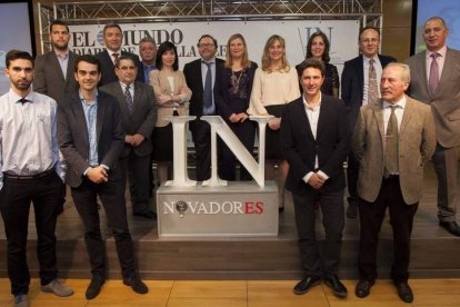 Pilar del Olmo, con los galardonados en los Premios Innovadores de ‘El Mundo’. R. VALTERO