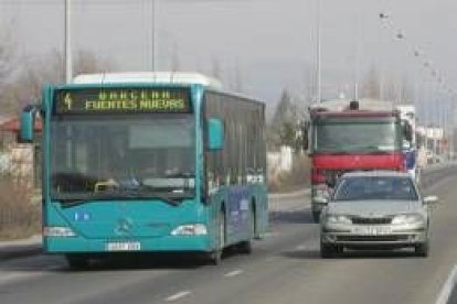 En la  foto de archivo, el bus de la línea 4, Bárcena-Fuentesnuevas