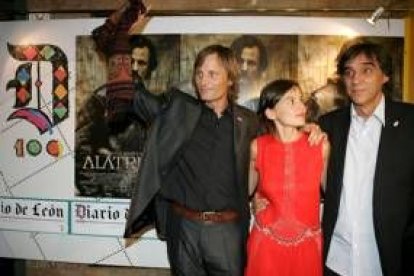 Viggo Mortensen, Elena Anaya y Díaz Yanes, en el Teatro Emperador