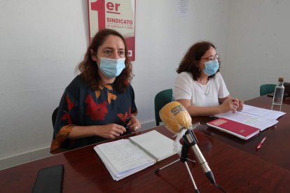 Carmen Álvarez y Agripina de la Mata, ayer en Ponferrada. LDM