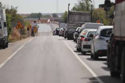 Largas colas en la N-601 en dirección Valladolid debido a las obras