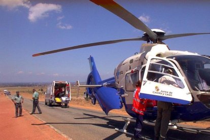 El motociclista accidentado fue trasladado en una UVI móvil al hospital