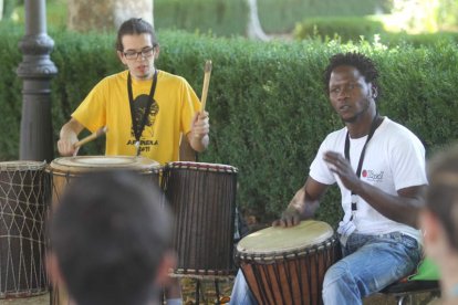 Dos percusionistas en el último Fiestizaje.