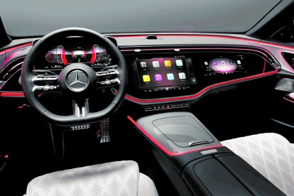 Mercedes-Benz E-Klasse | 2023: Individualisierbares UI-Design: klassisch oder sportlich. ( Displayinhalt kann von Serienstand abweichen. Die Funktionen auf dem Beifahrer-Display sind teilweise zum Marktstart der E-Klasse noch nicht verfügbar und dann abhängig vom jeweiligen Fahrzeugmodell, der individuellen Konfiguration und dem jeweiligen Markt. ) 

Mercedes-Benz E-Class | 2023: Customizable UI design: classic or sporty. ( Display content may differ from series status. Some of the functions on the passenger display are not yet available at the market launch of the E-Class and then depend on the respective vehicle model, the individual configuration and the respective market. )