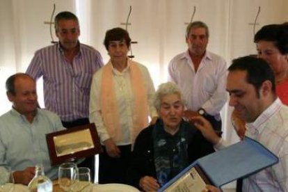 Abilia Pardo, rodeada de familiares, recibió un homenaje del Ayuntamiento por sus 100 años.