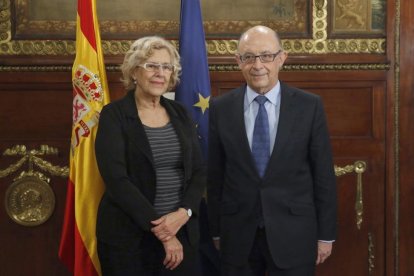 La alcaldesa de Madrid Manuela Carmena y el ministro de Hacienda Cristóbal Montoro.