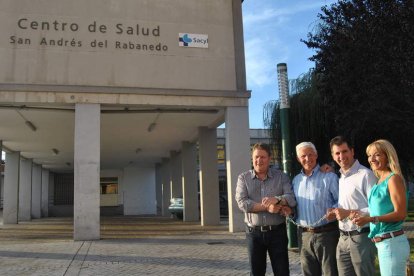 Tudanca y los socialistas leoneses se encadenaron  en 2014 frente al centro para exigir mejoras.