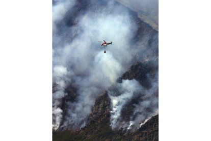 Descarga de agua desde un helicóptero en La Tebaida berciana, en julio del pasado año. ANA F. BARREDO