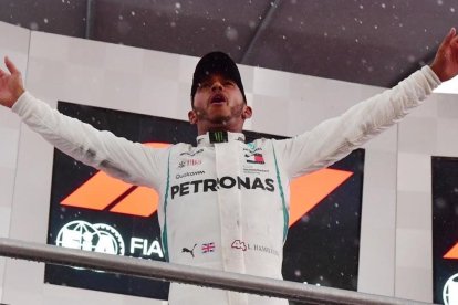 Hamilton celebra el triunfo en Alemania