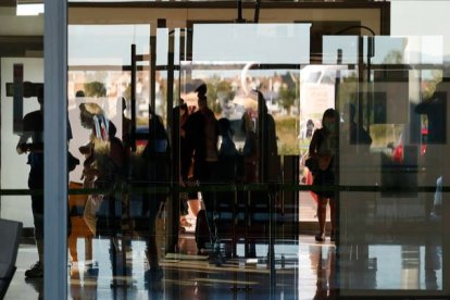 Pasajeros pasan el arco de seguridad en el aeropuerto de León. FERNANDO OTERO