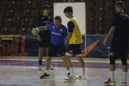 Cadenas afina la puesta a punto del equipo con vistas a sus primeros amistosos. FERNANDO OTERO