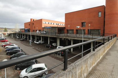 Zona de Urgencias y área de especialidades del Hospital del Bierzo en donde podrían ser atendidos los gallegos de Valdeorras. ANA F. BARREDO