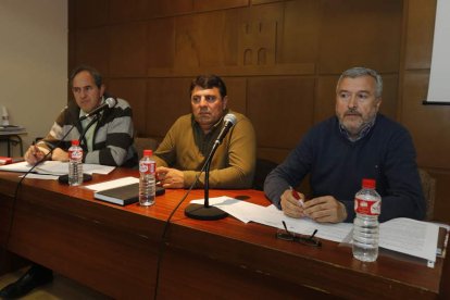 Salgado, Castellanos y Alonso se reunieron ayer con un grupo de agricultores. MARCIANO PÉREZ