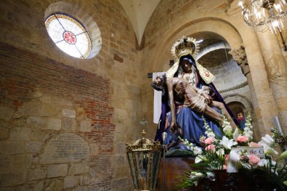 La Virgen del Mercado, la Antigua del Camino, una devoción milenaria en la ciudad. De autor desconocido, sólo se sabe que está hecha en madera de peral, que mide 130 centímetros y pesa 180 kilos. Pero su escultor, magistral, dejó como legado una obra excepcional con algunos detalles que la hacen además única. RAMIRO