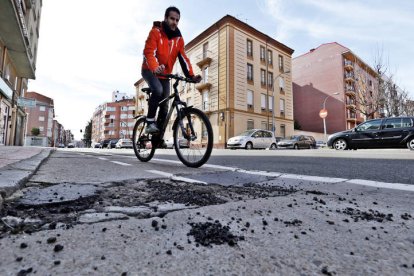 Baches en el carril bici de León