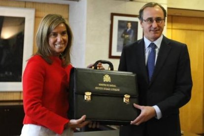 Alfonso Alonso recibe la cartera de Sanidad de manos de su antecesora en el cargo, Ana Mato.