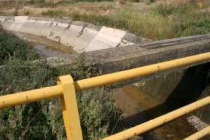 El canal del Páramo, sin agua, en un tramo próximo a la ribera del Órbigo, ayer tarde