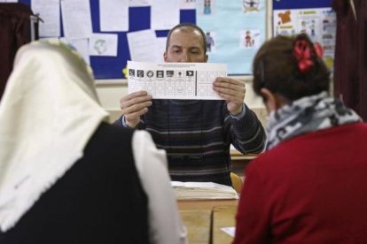 Votantes en un colegio electoral de Ankara.