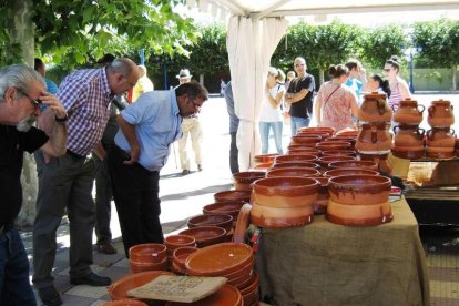 Los artesanos muestran sus piezas en la plaza Santa Bárbara.