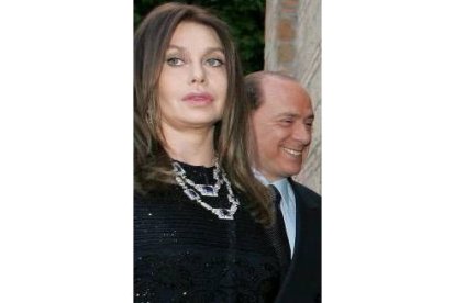 Foto de archivo del ex primer ministro italiano, Silvio Berlusconi,  junto a su mujer Veronica Lario