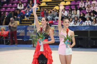 Carolina Rodríguez y Sara Llana saludan al público tras su exhibición de baile en Vitoria.