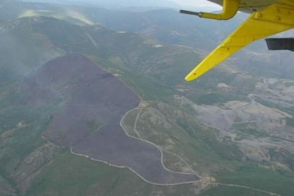 Vista área del perímetro del incendio en una imagen del helicóptero de coordinación. INFOCAL