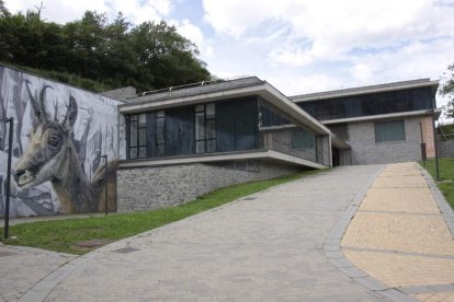 Entrada al nuevo centro de visitantes de Valdeón. CAMPOS