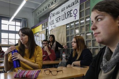 Estudiantes del ciclo de Promoción de la Igualdad de Género del instituto Can Vilumara de L'Hospitalet de Llobregat.