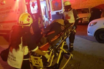 Socorristas auxilian a heridos en el tiroteo en un bar de la ciudad de Salamanca (Guanajuato) del 9 de marzo.