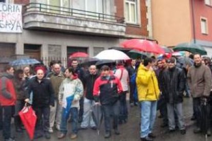 Los mineros se concentraron ayer tarde en Torre del Bierzo contra la morosidad y exigen la intervenc