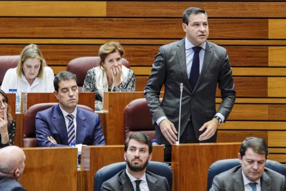 Raúl de la Hoz toma la palabra en el pleno de los Presupuestos. NACHO GALLEGO