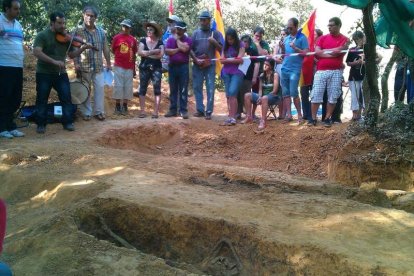 Homenaje a las víctimas del franquismo junto a las fosas de San Justo de la Vega.