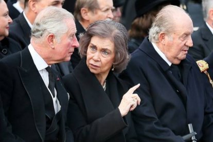 La reina emérita Sofía junto al rey emérito Juan Carlos conversa con el entonces príncipe Carlos de Inglaterra, durante el funeral de Estado del rey Miguel I de Rumanía en Bucarest, en 2017. EFE