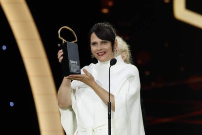 La directora vasca Jaione Camborda sostiene la Concha de Oro del Festival de San Sebastián. JAVIER ETXEZABARRETA